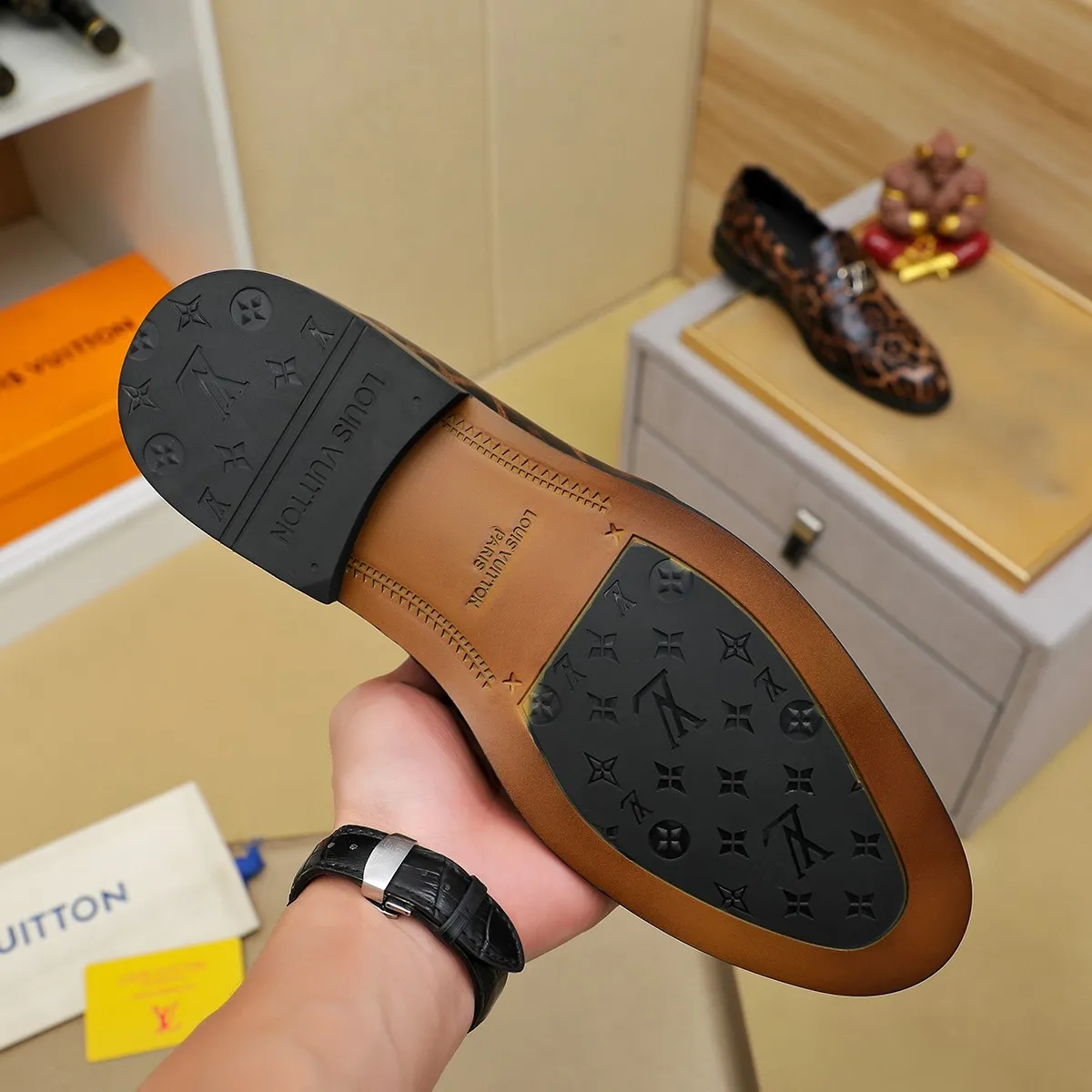 Men's shoes 💰 460 💰 Louis Vuitton LV ® 🆕 model 🔛Full shoe counter, first layer cowhide, 🐂leather lined casual shoes for men, super soft outsole, essential for driving. Counter synchronization, original first layer cowhide, completely 1:1 mold customization🌹top version, color optional! Number: 39-44 (customized at 38.45)